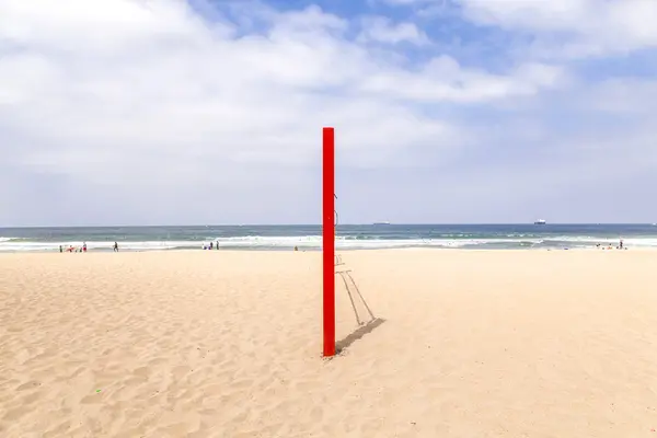 Post van de volleybal op het strand in blauw — Stockfoto