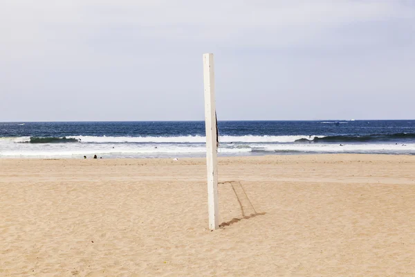 Puesto de voleibol en la playa en azul — Foto de Stock