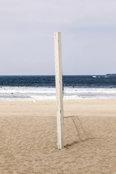 Volleyboll post vid stranden i blå — Stockfoto