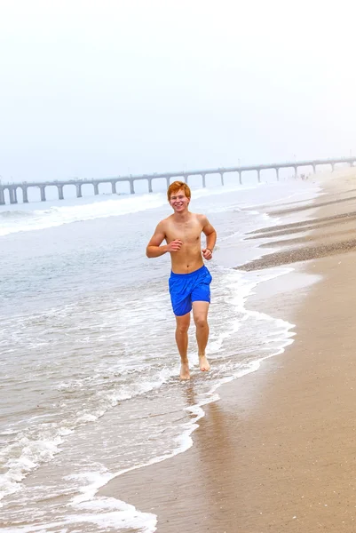 Vonzó fiatal fiú a strandon — Stock Fotó