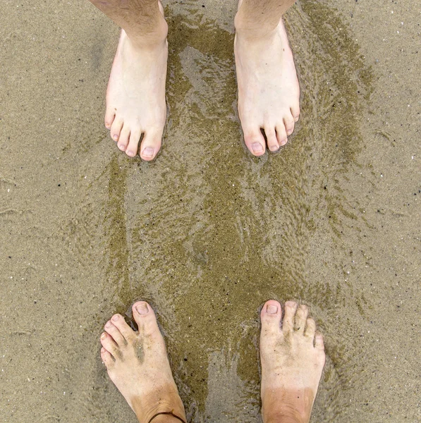 Pies de padre e hijo en la playa —  Fotos de Stock