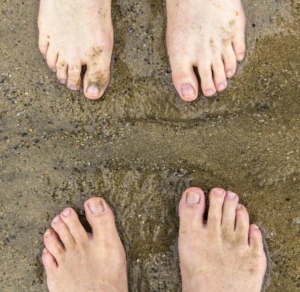 Feet of father and son at the beach — Stock Photo, Image