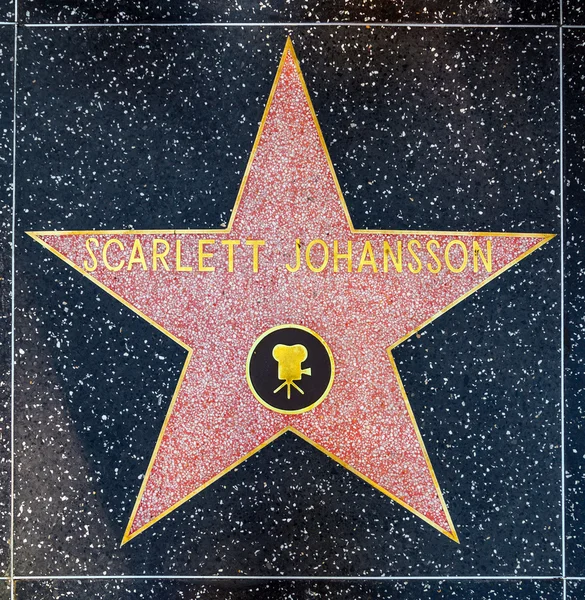 Scarlett johansen je hvězdou na Hollywoodském chodníku slávy — Stock fotografie