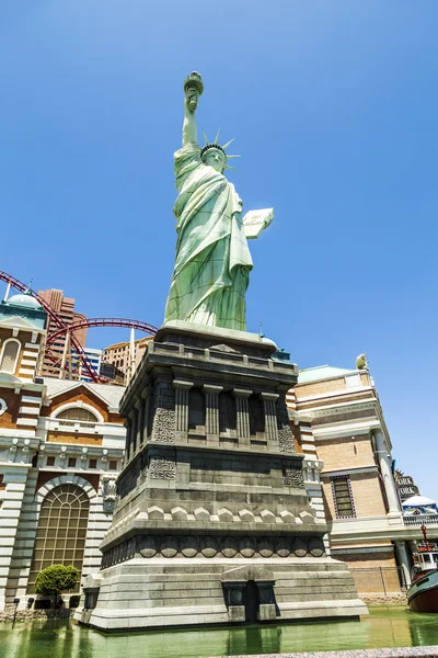 New York Hotel & Casino em Las Vegas, com Replica of the Stat — Fotografia de Stock