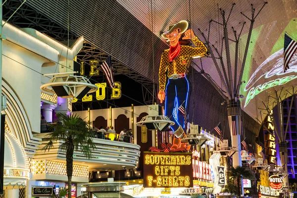 Fremont Street en Las Vegas, Nevada de noche — Foto de Stock