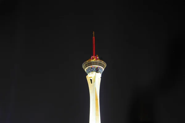 LAS VEGAS - 1 DE MAYO: Luces nocturnas del Sahara Casino & Stratosph — Foto de Stock