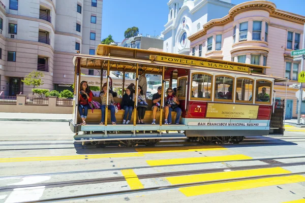 Beroemde kabelbaan bus in de buurt van fisherman's wharf — Stockfoto