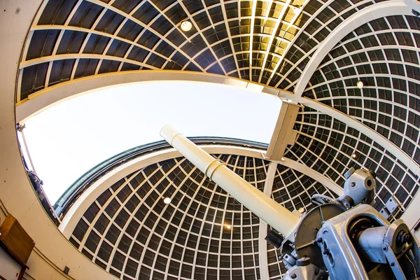 著名的蔡司望远镜对准格里菲斯天文台 — 图库照片