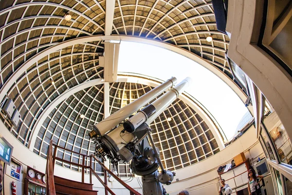 著名的蔡司望远镜对准格里菲斯天文台 — 图库照片