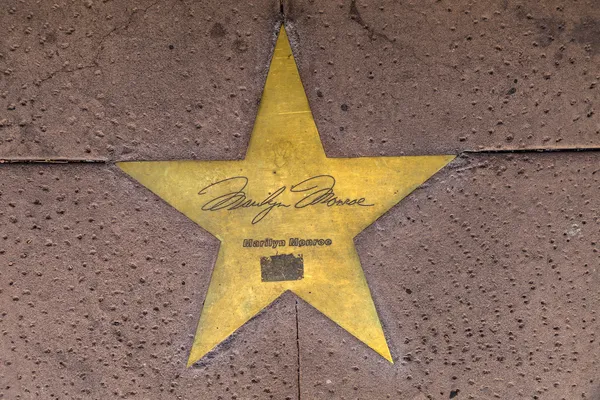 明星玛丽莲梦露在人行道上的凤凰城，亚利桑那州. — 图库照片
