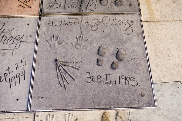 Huellas de manos en Hollywood Boulevard en el hormigón de los chinos — Foto de Stock