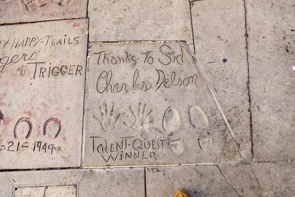 Відбитки рук у голлівудському бульварі в бетоні Китайська на — стокове фото