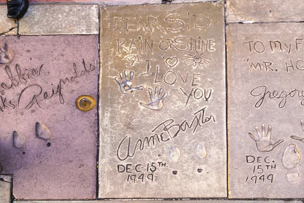 Empreintes de main dans Hollywood Boulevard dans le béton de la Chine Le — Photo