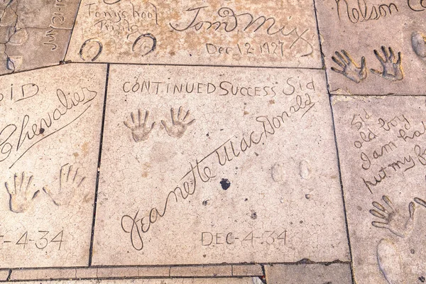 Handprints in Hollywood Boulevard in the concrete of Chinese The — Stock Photo, Image