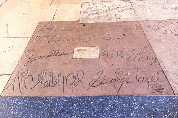 Handprints a Hollywood Boulevard, a konkrét, a kínai a — Stock Fotó