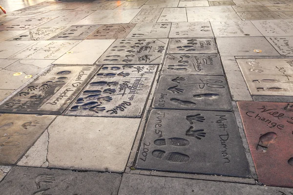 Handprints in Hollywood Boulevard in the concrete of Chinese The — Stock Photo, Image