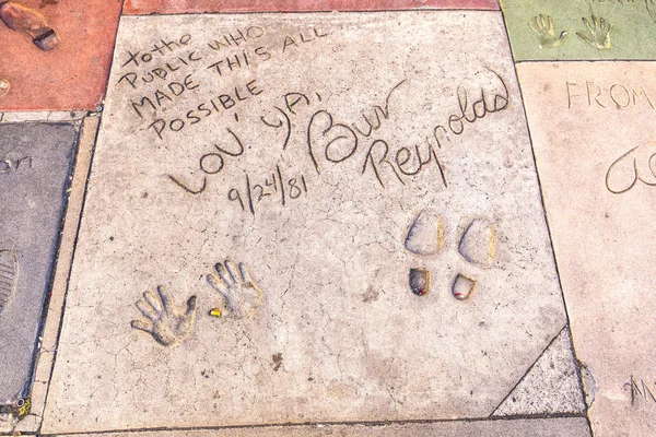 Huellas de manos en Hollywood Boulevard en el hormigón de los chinos —  Fotos de Stock