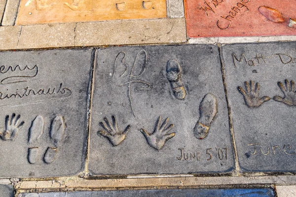 Handprints in Hollywood Boulevard in the concrete of Chinese The — Stock Photo, Image