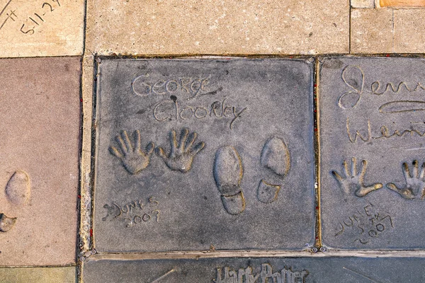 Amprente de mână pe Bulevardul Hollywood în betonul chinezesc — Fotografie, imagine de stoc
