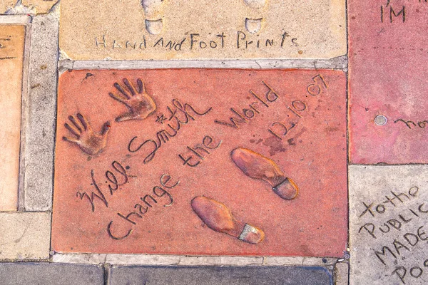 Empreintes de main dans Hollywood Boulevard dans le béton de la Chine Le — Photo