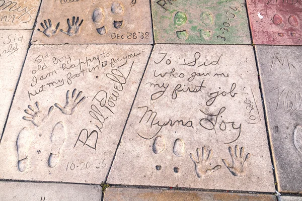 条例草案 》 在好莱坞大道的鲍威尔和 myrna 神灵手印 — 图库照片