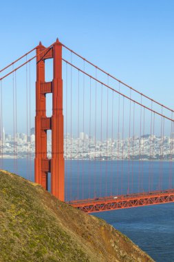 Ünlü San Francisco Golden Gate Köprüsü öğleden sonra ışığı altında