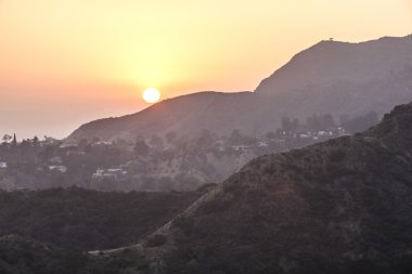 hollywood dağlarda günbatımı