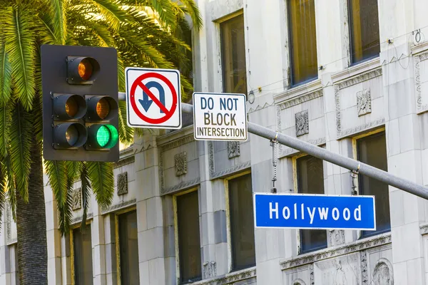 Hollywood blvd vägskylt med höga palmer. — Stockfoto
