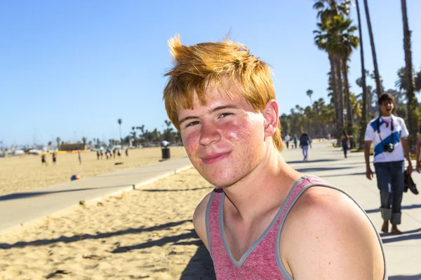 Usmívající se představuje atraktivní kluk na pláži — Stock fotografie