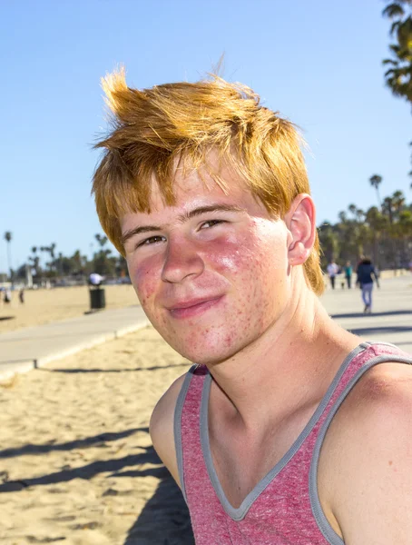 Mosolygó vonzó fiú jelent a strandon — Stock Fotó