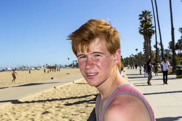 Souriant attrayant garçon pose à la plage — Photo