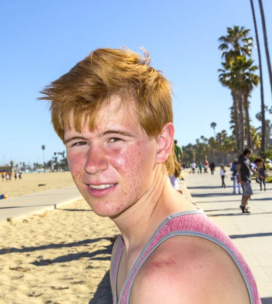 Sorridente attraente ragazzo posa in spiaggia — Foto Stock