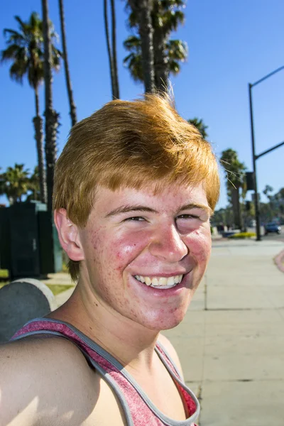 Усміхнений привабливий хлопчик на пляжній набережній — стокове фото