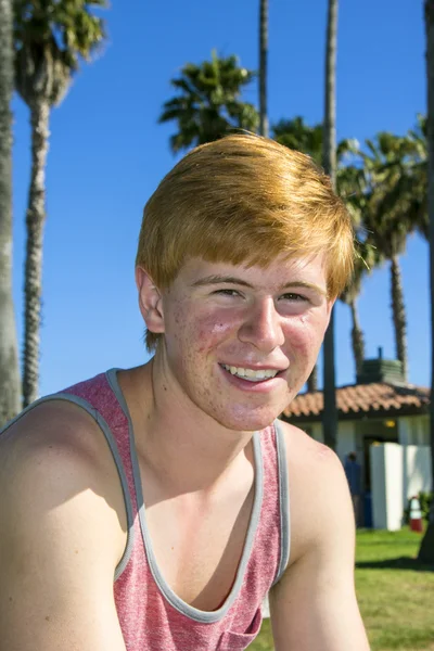Lächelnder attraktiver Junge an der Strandpromenade — Stockfoto