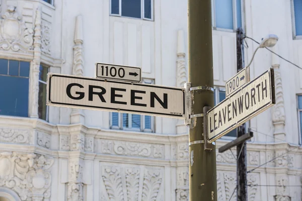 Ünlü yeşil san Francisco'da sokak sokak tabelası — Stok fotoğraf