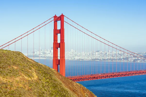 Célèbre pont de San Francisco Golden Gate en fin d'après-midi lumière — Photo