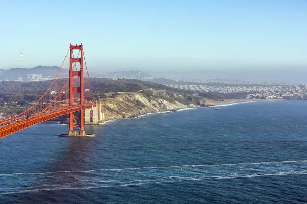 Célèbre pont de San Francisco Golden Gate en fin d'après-midi lumière — Photo