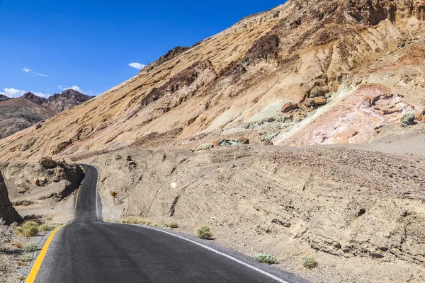 Sinuoso camino Artistas conducen en el Valle de la Muerte — Foto de Stock