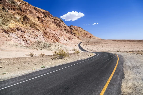 Kurvenreicher Straßenkünstler fährt im Death Valley — Stockfoto