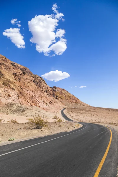Sinuoso camino Artistas conducen en el Valle de la Muerte —  Fotos de Stock