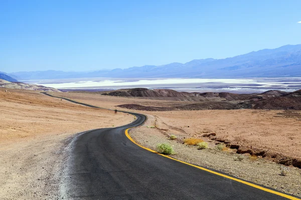 Sinuoso camino Artistas conducen en el Valle de la Muerte — Foto de Stock