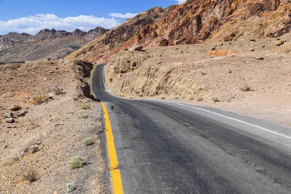 Kurvenreicher Straßenkünstler fährt im Death Valley — Stockfoto