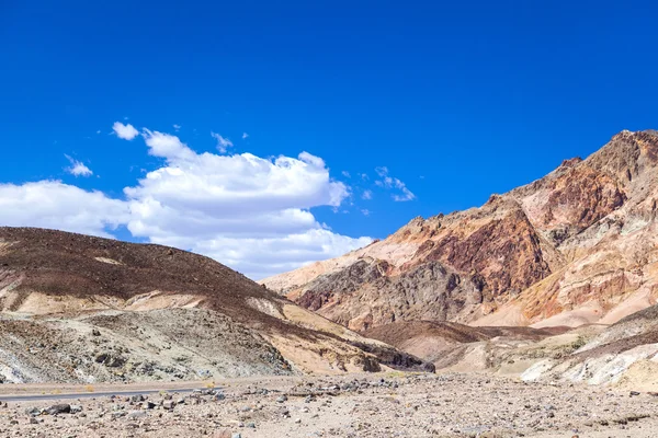 美丽的岩石地层艺术家驱动器在死亡谷 — 图库照片