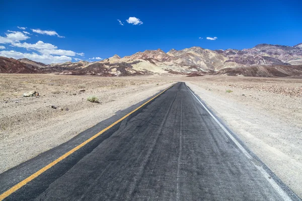 Artistas dirigem estrada em Death Valley — Fotografia de Stock