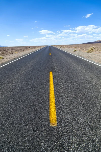Valle de la Muerte camino recto a través del desierto a las montañas en —  Fotos de Stock