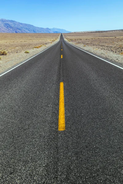 Death-Valley-Straße quer durch die Wüste zu den Bergen in — Stockfoto