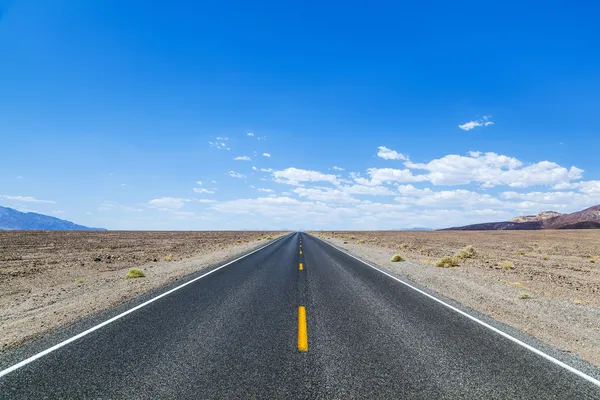 Death Valley strada dritto attraverso il deserto per le montagne in — Foto Stock