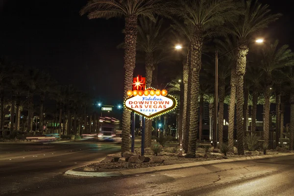 晚上在市中心拉斯维加斯标志牌 — 图库照片