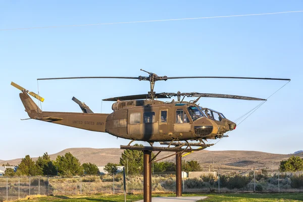 Bell és a Cobra helikopter a Veterans Memorial — Stock Fotó