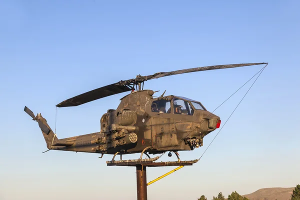 Вертолет у мемориала ветеранов в Сюзанвилле под голубым небом — стоковое фото